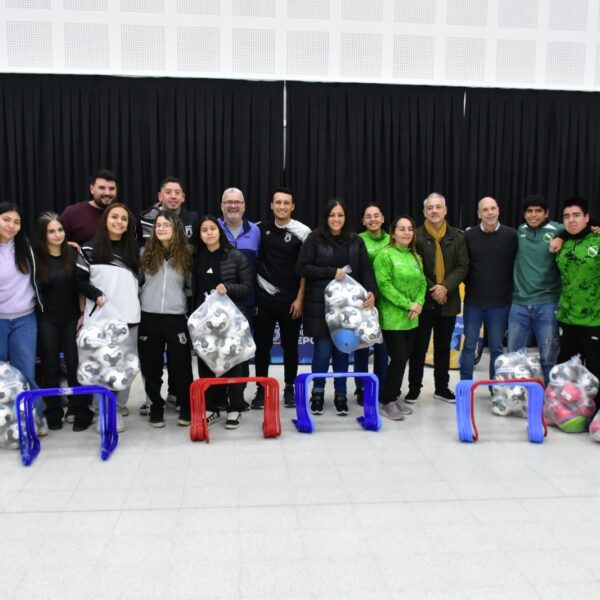 Vóley, handball, hockey y rugby recibieron material deportivo