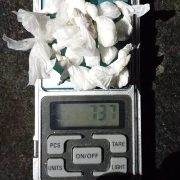 Esquivó a la policía y tiró 7 gramos de cocaína