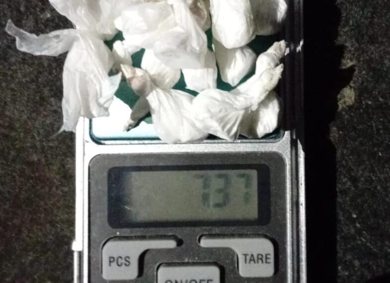 Esquivó a la policía y tiró 7 gramos de cocaína