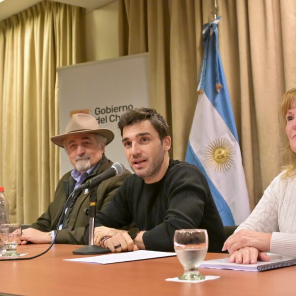 Torres encabezó la firma del contrato de concesión para la reactivación del astillero en el Puerto de Comodoro Rivadavia