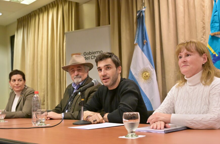 Torres encabezó la firma del contrato de concesión para la reactivación del astillero en el Puerto de Comodoro Rivadavia