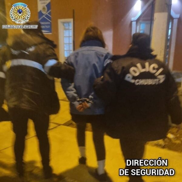 Intento de robo en una remisería: detienen a una mujer con un celular sustraído y herramientas sin identificar