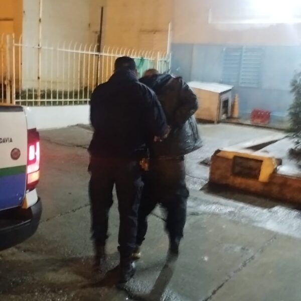 Intentó robar una mochila y lo detuvieron