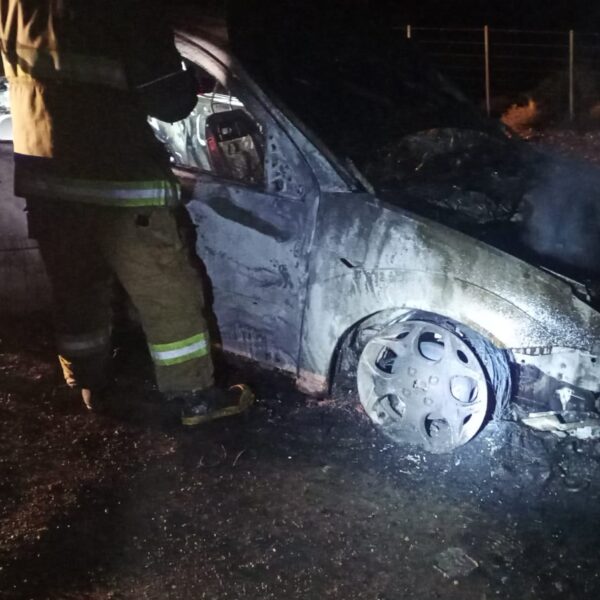 Sarmiento: apareció calcinado un auto que habría sido robado horas antes