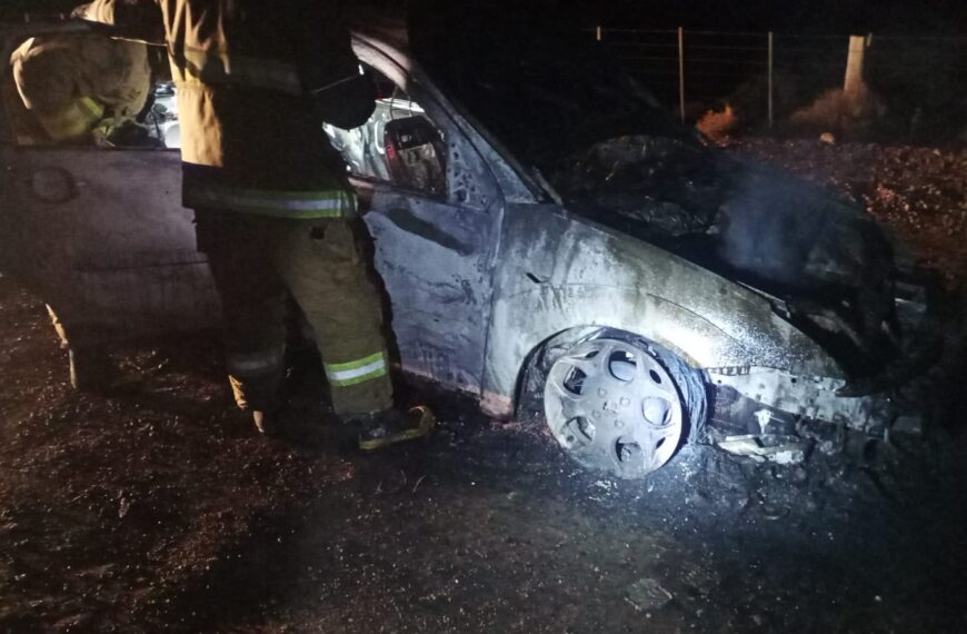 Sarmiento: apareció calcinado un auto que habría sido robado horas antes