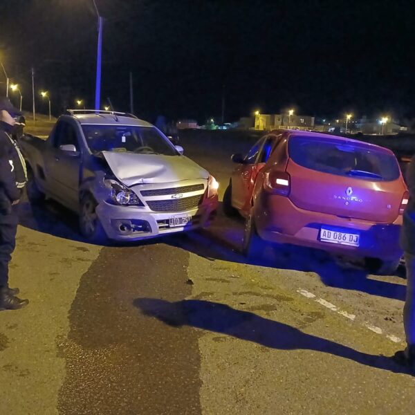 Choque en la rotonda de KM5: una mujer fue trasladada al hospital por prevención