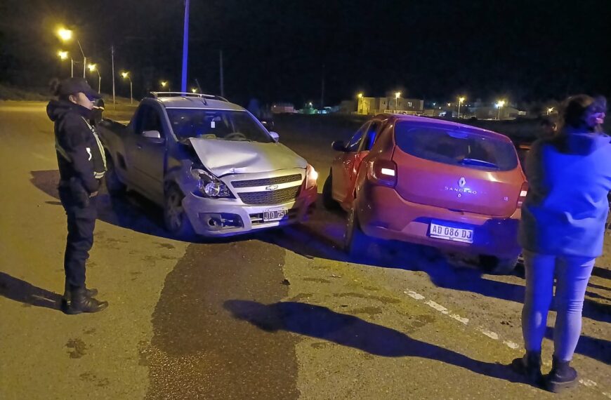 Choque en la rotonda de KM5: una mujer fue trasladada al hospital por prevención