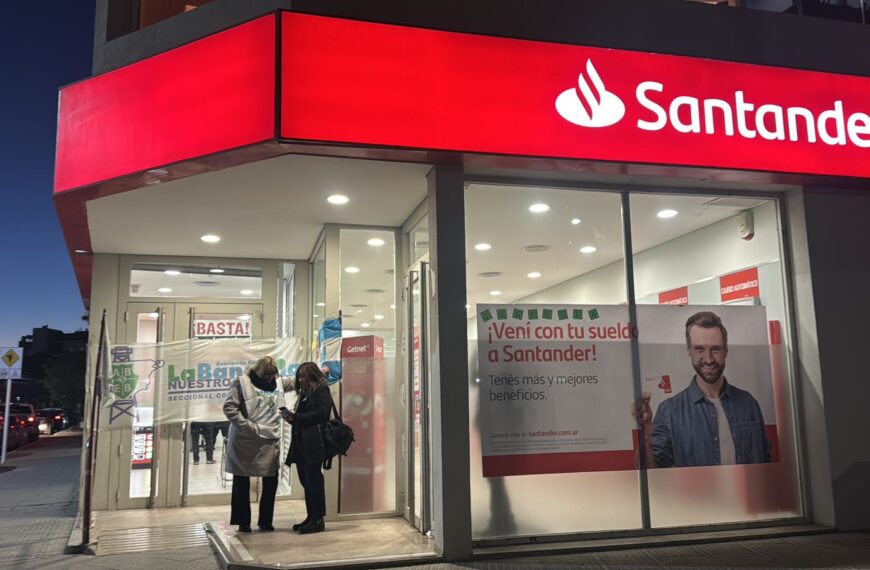 Denuncian despidos en Santander y…