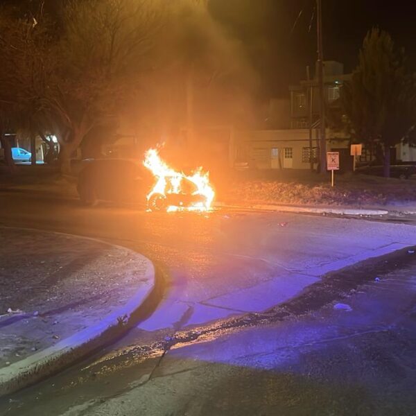 ¡Qué susto! Chocó y su auto se prendió fuego
