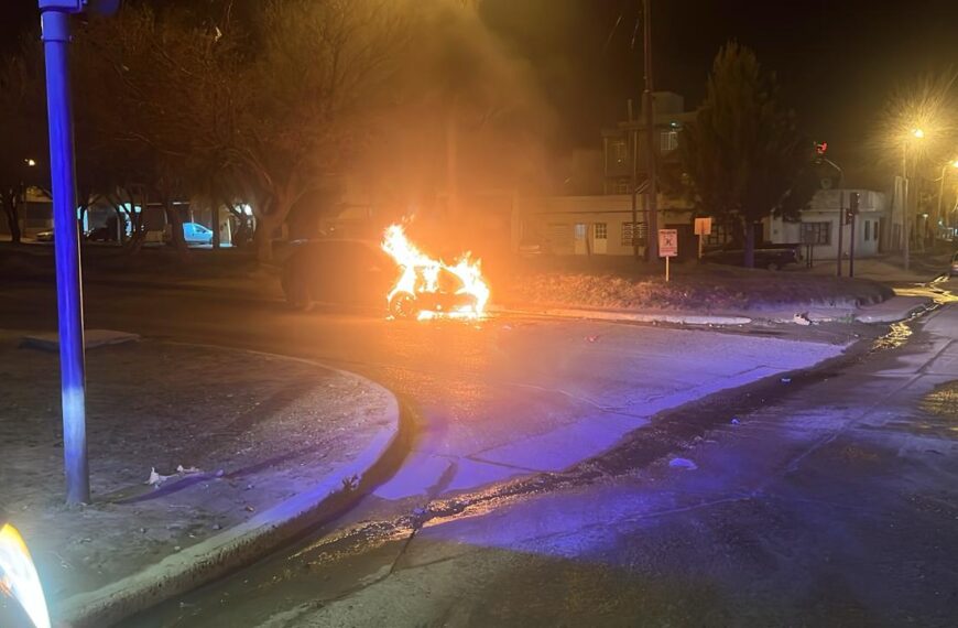 ¡Qué susto! Chocó y su auto se prendió fuego