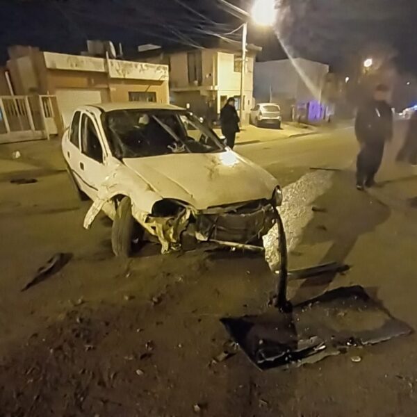 Perdió el control del auto y chocó contra un montículo de tierra y un poste