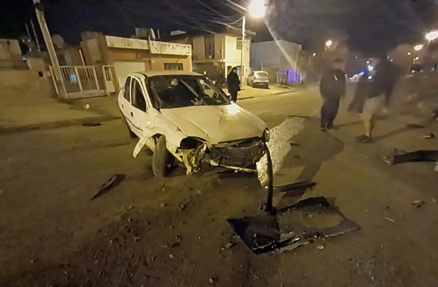 Perdió el control del auto y chocó contra un montículo de tierra y un poste