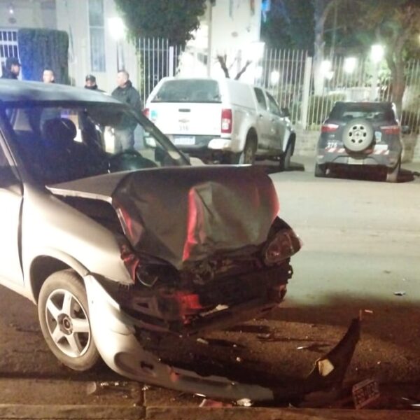 Discutió con su pareja, perdió el control y chocó un auto estacionado