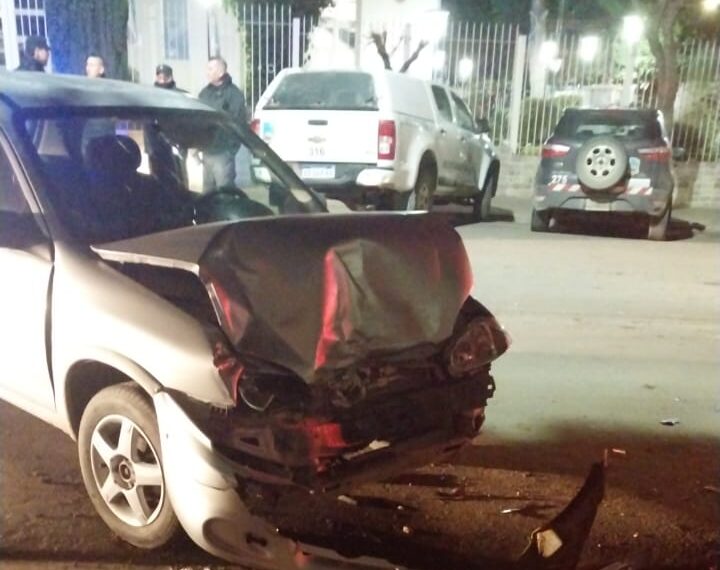 Discutió con su pareja, perdió el control y chocó un auto estacionado