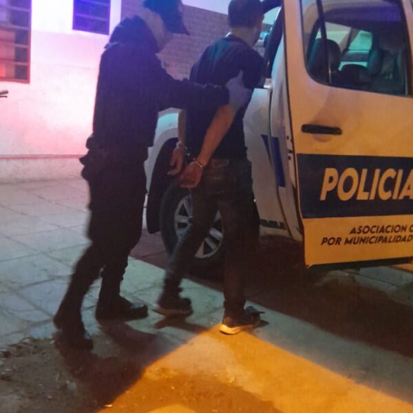 Rompía un auto en la zona céntrica y fue detenido