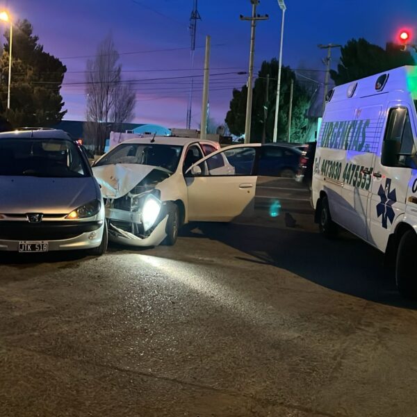 Fuerte choque en avenida Yrigoyen dejó a dos personas lesionadas