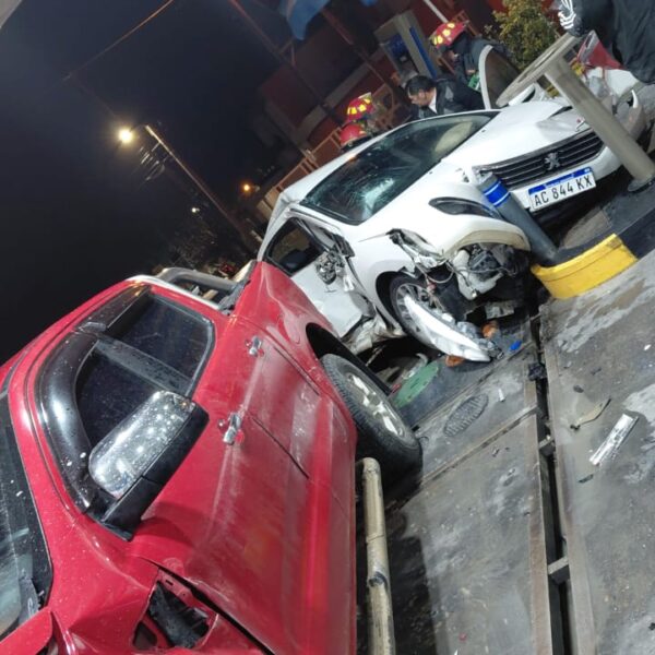 Choque con heridos en la estación de servicio en Km5