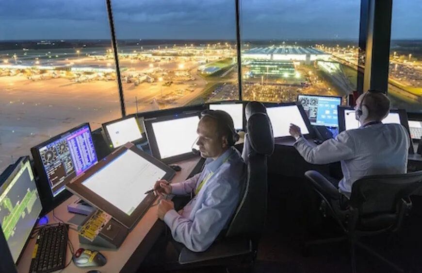 Controladores aéreos continúan con paros en todo el país y se esperan más de 300 vuelos interrumpidos