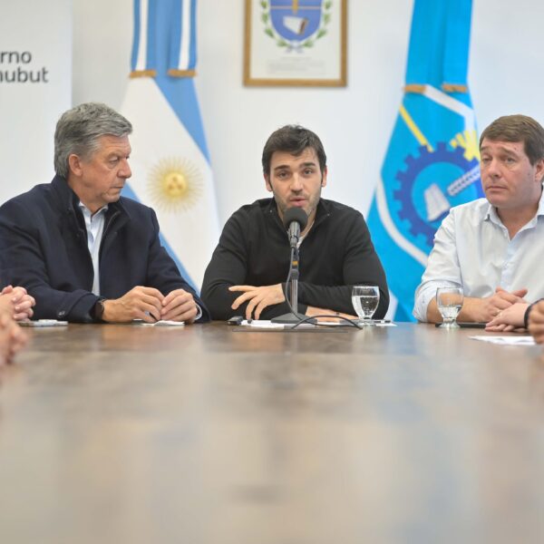 Torres anunció el dragado del puerto de Rawson y defensas costeras para Playa Unión