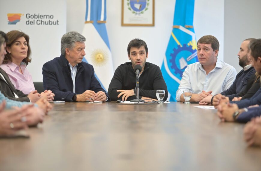 Torres anunció el dragado del puerto de Rawson y defensas costeras para Playa Unión