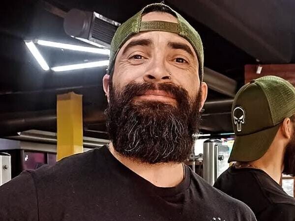 “Donde otros ven límites, él abre puertas: el personal trainer que estudia lengua de señas para incluir a todos”
