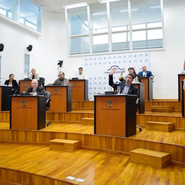 Arriba Chubut impulsa que inmuebles de YPF pasen al Municipio, pero la oposición no acompañó