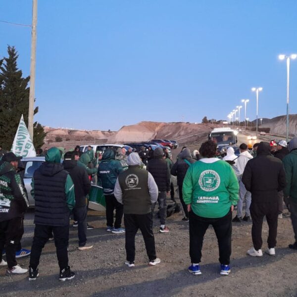 Protesta de Camioneros en el ingreso a Pecom