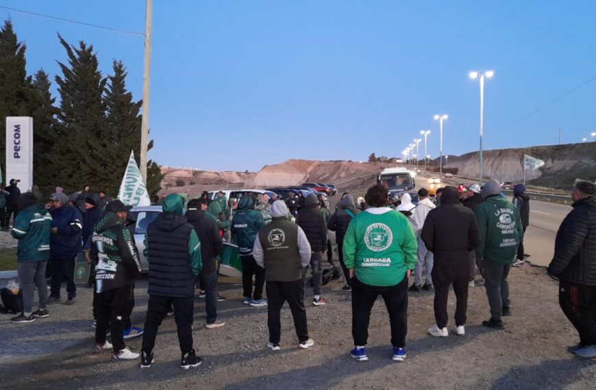 Protesta de Camioneros en el ingreso a Pecom