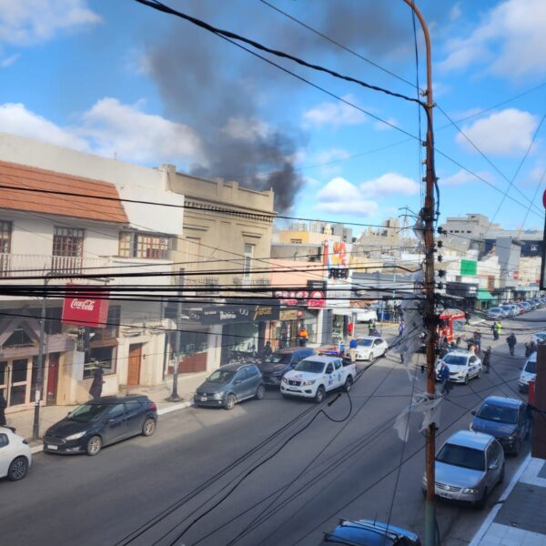 Incendio en un local céntrico de comida rápida generó gran despliegue de bomberos en San Martín