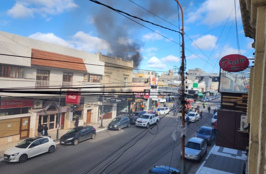 Incendio en un local céntrico de comida rápida generó gran despliegue de bomberos en San Martín