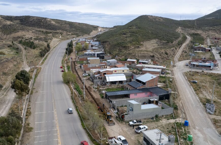 Comenzó la ejecución de las obras de agua y cloaca para vecinos de barrio Saavedra