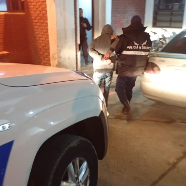 Robaba herramientas de un auto en pleno centro