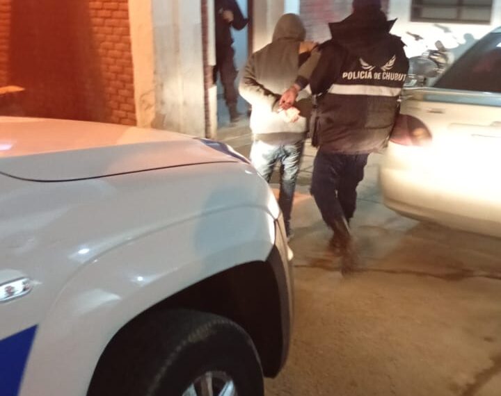 Robaba herramientas de un auto en pleno centro