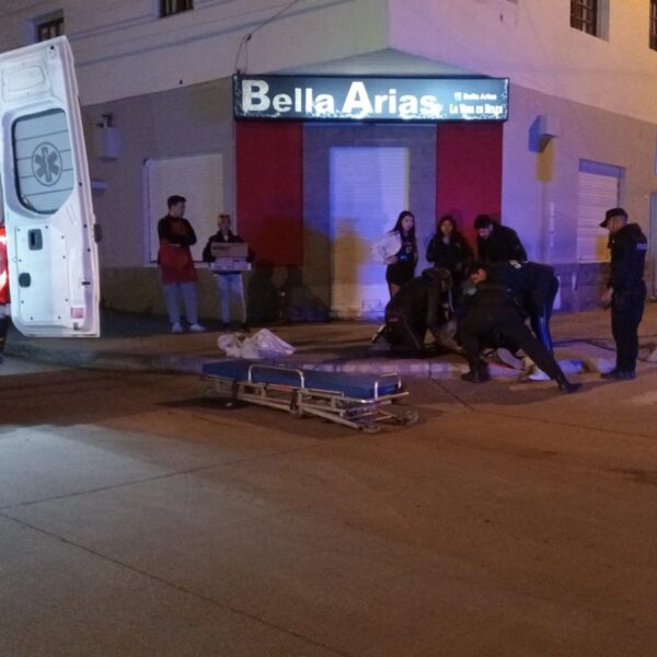 Accidente de tránsito en el centro de Comodoro dejó un motociclista hospitalizado