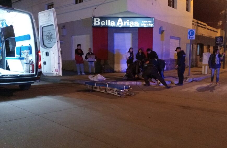 Accidente de tránsito en el centro de Comodoro dejó un motociclista hospitalizado