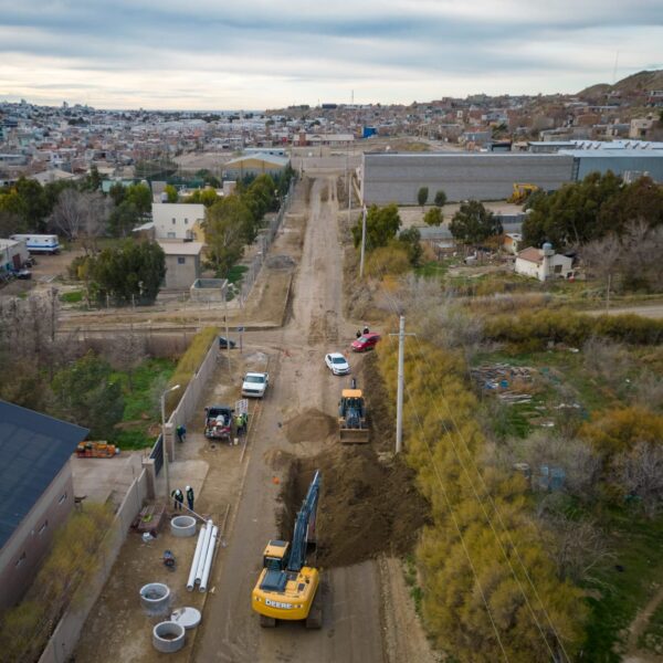 Con fondos propios, la Municipalidad culminó el colector cloacal de la calle 748