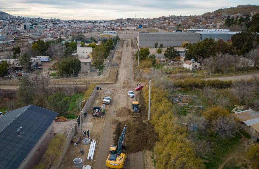 Con fondos propios, la Municipalidad culminó el colector cloacal de la calle 748