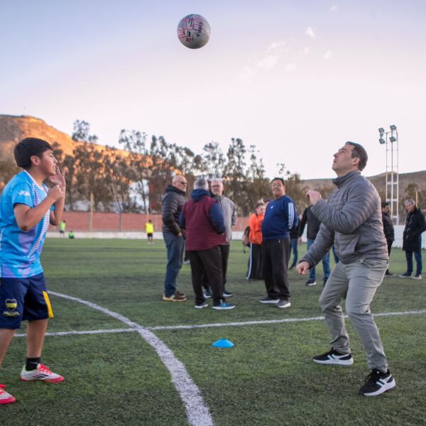 Luque visitó un club de Comodoro y valoró el efecto de haber invertido en infraestructura deportiva durante su gestión: “Gracias a las obras, son lugares de contención en los tiempos que vivimos”