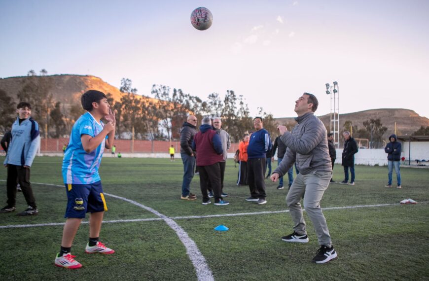 Luque visitó un club de Comodoro y valoró el efecto de haber invertido en infraestructura deportiva durante su gestión: “Gracias a las obras, son lugares de contención en los tiempos que vivimos”