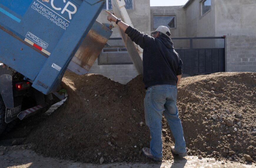 Se intensificaron los trabajos de mejoramiento de la trama vial en los distintos barrios de Comodoro