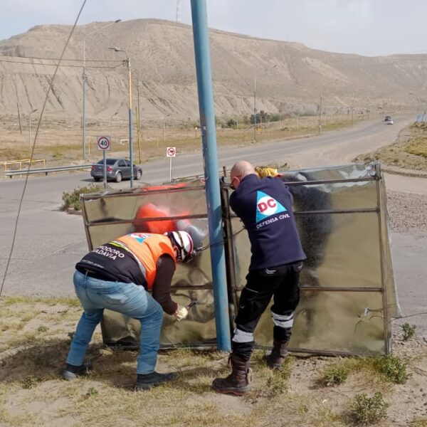 Ráfagas de hasta 93 km/h provocaron cortes de luz y voladura de carteles en Comodoro y Rada Tilly