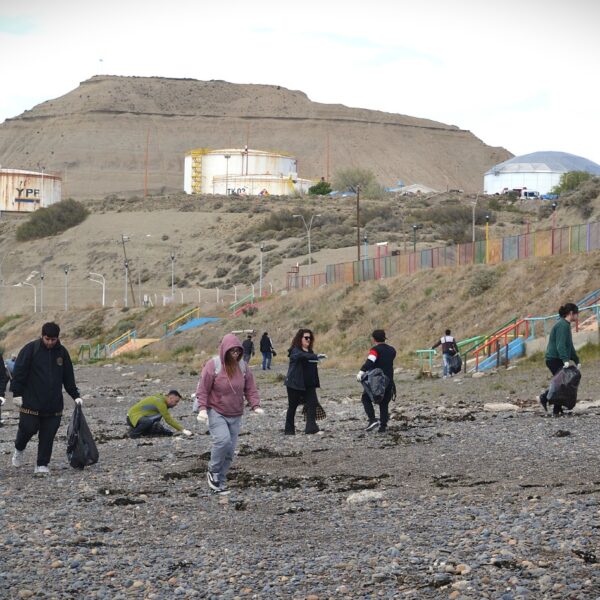 Más de 50 adolescentes y jóvenes participaron de una jornada de limpieza en las playas de Km3