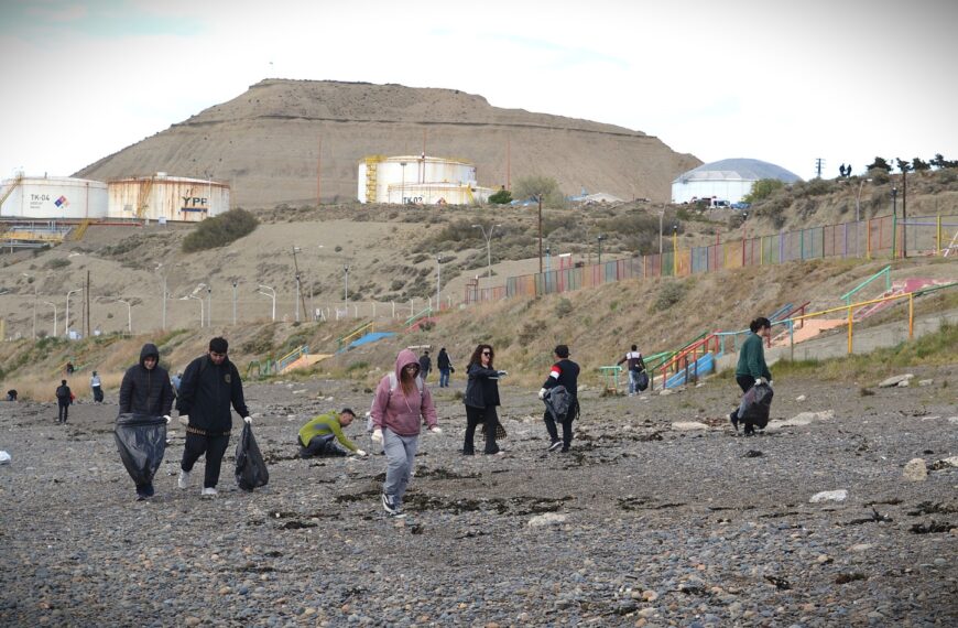 Más de 50 adolescentes y jóvenes participaron de una jornada de limpieza en las playas de Km3