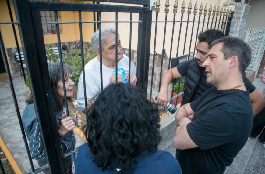 Luque, Elisaincin y Silvestri recorrieron el barrio Etchepare de Trelew: “Somos lo opuesto a quienes impulsaron el ajuste que golpea a las familias”