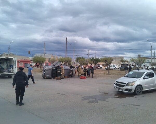 Vuelco vehicular en Km. 8: una conductora resultó ilesa tras un impacto en avenida Teodoro Petroff