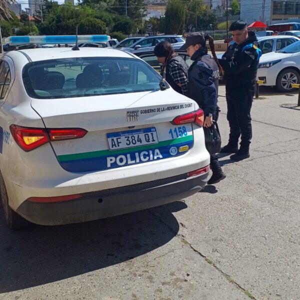 Dos personas con pedido de captura fueron detenidas en la Terminal de Ómnibus de Comodoro