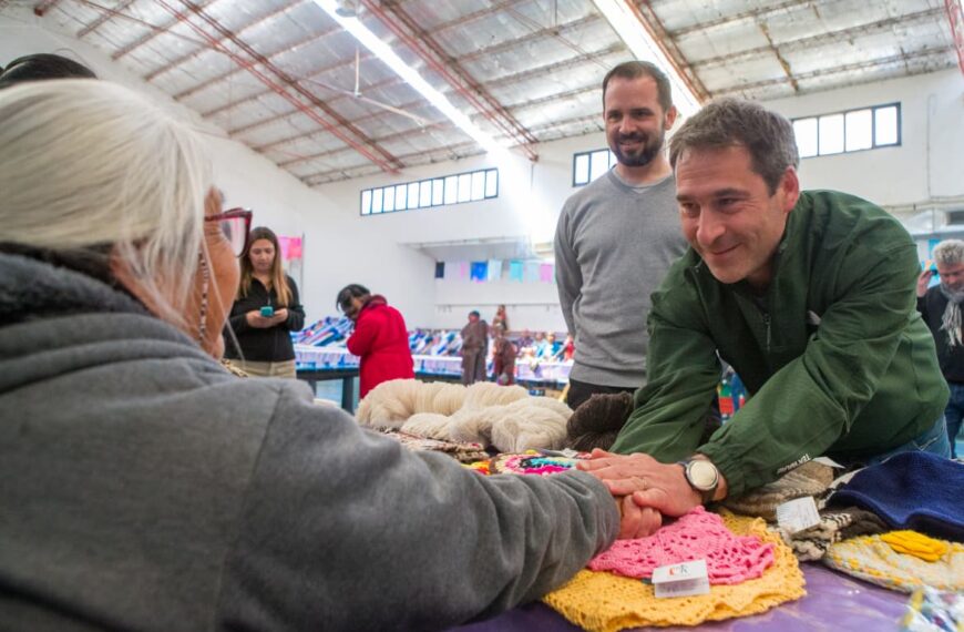 Luque en Gualjaina: “Tenemos que impulsar una agenda binacional para potenciar nuestras economías regionales”