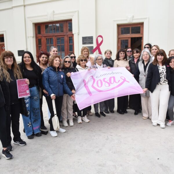 El Municipio acompañó el izamiento de la bandera rosa, símbolo de la lucha contra el cáncer de mama