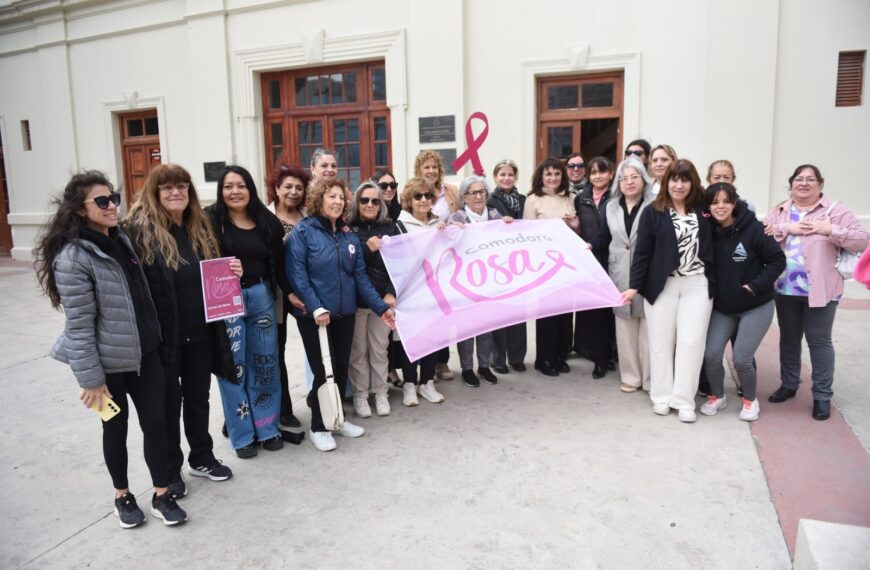 El Municipio acompañó el izamiento de la bandera rosa, símbolo de la lucha contra el cáncer de mama