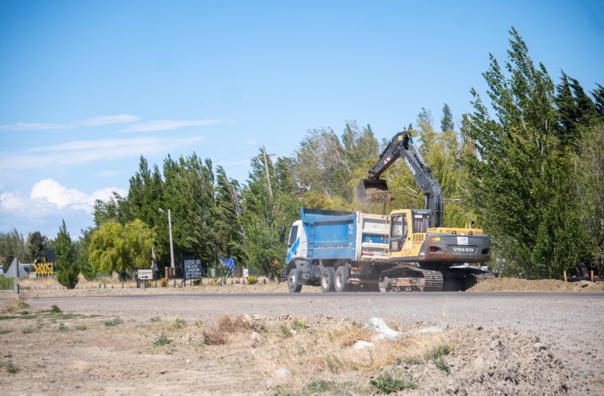 Con maquinaria vial, el Municipio avanza en el mantenimiento preventivo de zonas de desagüe